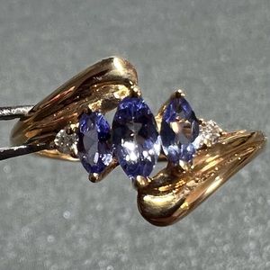 Gorgeous Genuine Tanzanite & Diamond 14k Gold Ring